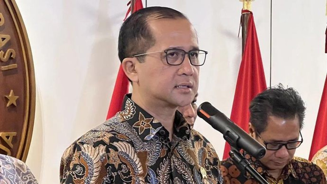 Menteri Transmigrasi (Mentrans) M Iftitah Sulaiman Suryanagara dalam konferensi pers Pertemuan Kepala SKK Migas dengan Menteri Transmigrasi di Kantor Kementerian Transmigrasi, Jakarta, Senin 4 Mei 2026. ANTARA/Putu Indah Savitri/am. (Antara)