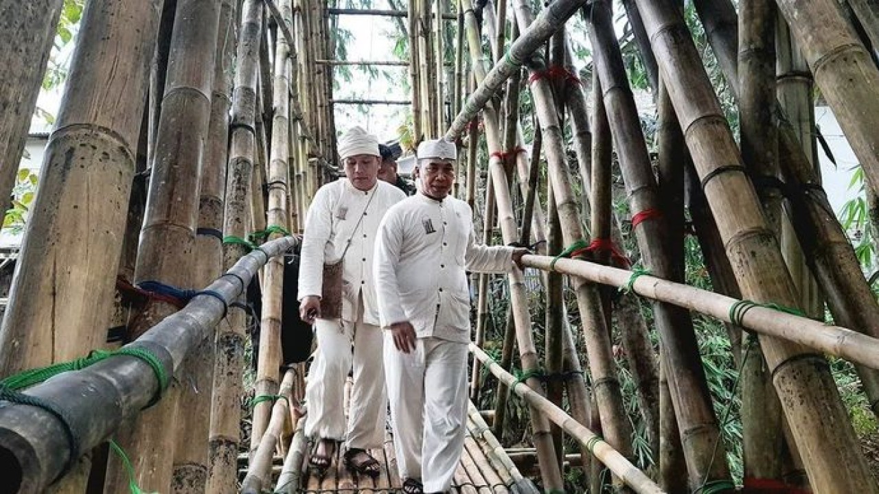 Mendukbangga/Kepala BKKBN Wihaji (kanan) melewati jembatan bambu untuk berdialog dengan masyarakat guna menyukseskan program prioritas nasional MBG untuk sasaran 3B, sekaligus memberikan edukasi tentang KB, Desa Kanekes, Lebak, Banten, Kamis (30/4/2026). ANTARA/Lintang Budiyanti Prameswari/aa. (Antara)