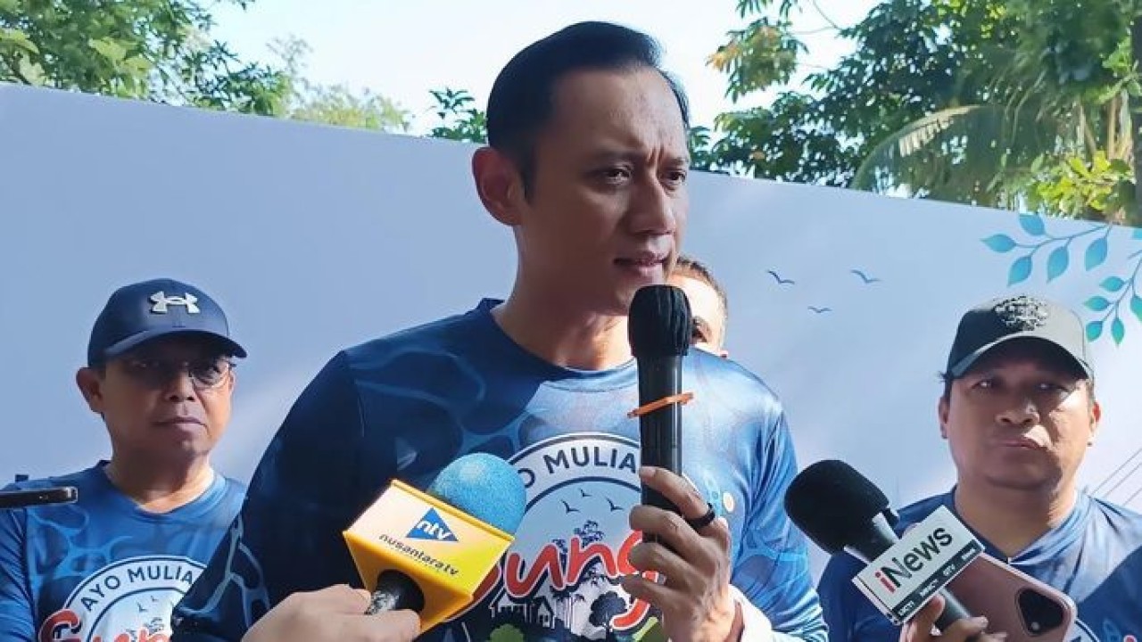 Menteri Koordinator Bidang Infrastruktur dan Pembangunan Kewilayahan Agus Harimurti Yudhoyono memberi keterangan kepada media di Kota Bogor, Jawa Barat, Jumat, 19 Juni 2026. (Antara)