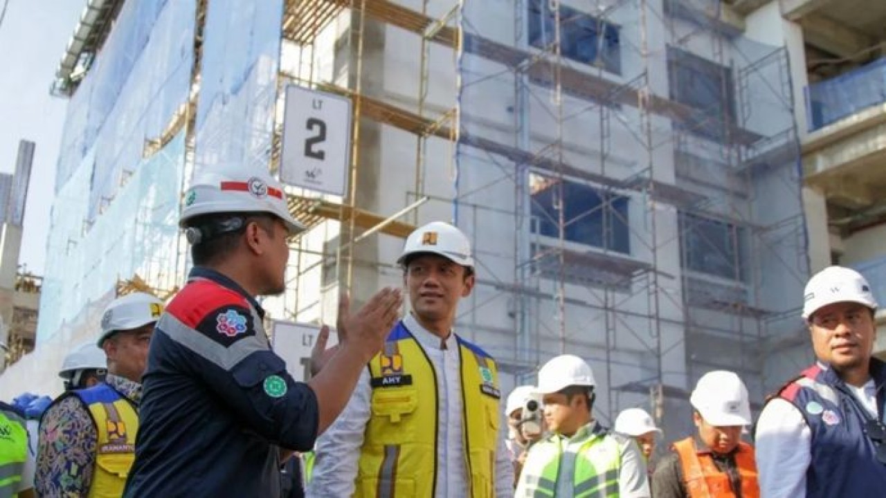 Menteri Koordinator Bidang Infrastruktur dan Pembangunan Kewilayahan, Agus Harimurti Yudhoyono (tengah) saat meninjau lokasi pembangunan kembali Ponpes Al Khoziny Sidoarjo, Rabu, 24 Juni 2026. Agus menyatakan progres pembangunan kembali tersebut telah mencapai lebih dari 50 persen dengan nilai total anggaran sebesar Rp122 miliar. (Antara)