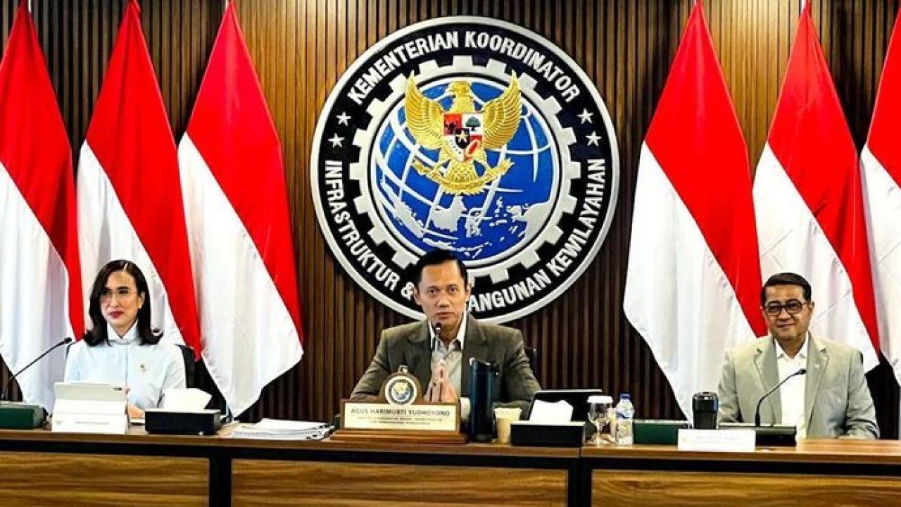 Menteri Koordinator Bidang Infrastruktur dan Pembangunan Kewilayahan Agus Harimurti Yudhoyono (tengah), Menteri Pariwisata Widiyanti Putri Wardhana (kiri), Menteri Ekonomi Kreatif (Ekraf) Teuku Riefky Harsya (kanan) dalam Rapat Koordinasi Tingkat Menteri terkait Penguatan Tata Kelola Ekosistem Kebandarudaraan di Jakarta, Kamis, 25 Juni 2026. (Antara)