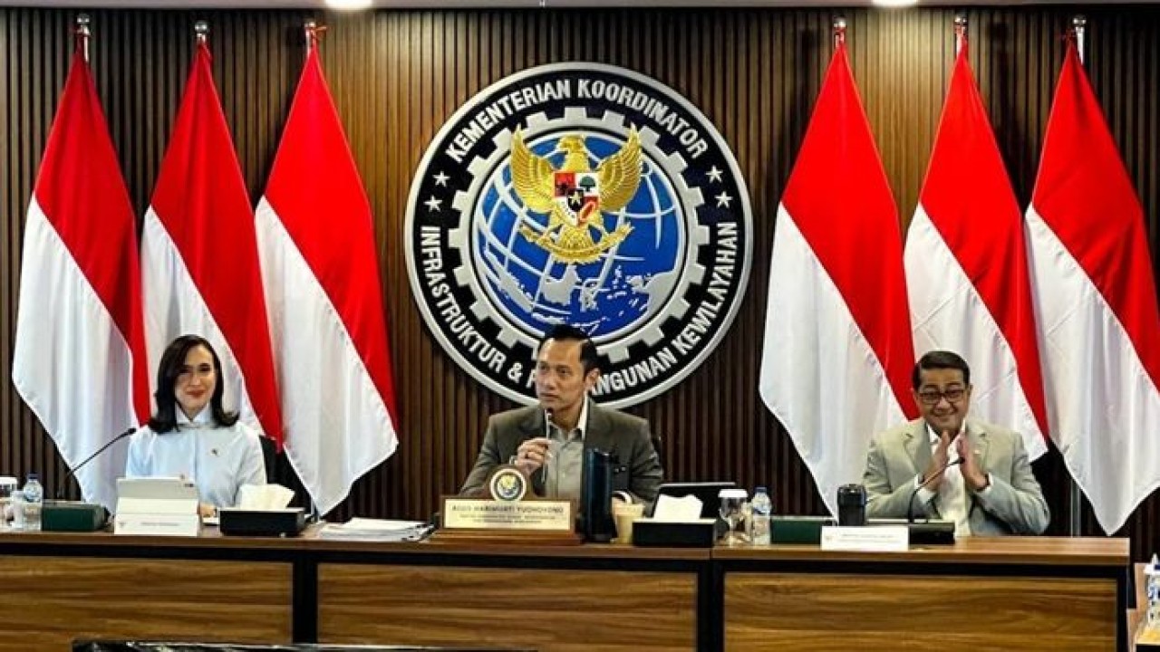 Menteri Koordinator Bidang Infrastruktur dan Pembangunan Kewilayahan Agus Harimurti Yudhoyono (tengah), Menteri Pariwisata Widiyanti Putri Wardhana (kiri), Menteri Ekonomi Kreatif (Ekraf) Teuku Riefky Harsya (kanan) dalam Rapat Koordinasi Tingkat Menteri terkait Penguatan Tata Kelola Ekosistem Kebandarudaraan di Jakarta, Kamis, 25 Juni 2026. (Antara)