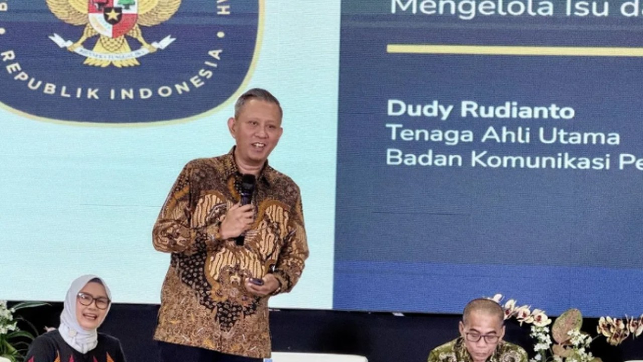 Tenaga Ahli Utama Bidang Strategi dan Sistem Komunikasi Bakom RI Dudy Rudianto (berdiri) saat memberikan materi pada kegiatan Public Communication Summit 2026 bertema “Sinergi Pengelolaan Isu dan Reputasi di Era Digital” di Banjarmasin, Kalimantan Selatan, Rabu (3/6/2026). (ANTARA/Tumpal Andani Aritonang) (Antara)
