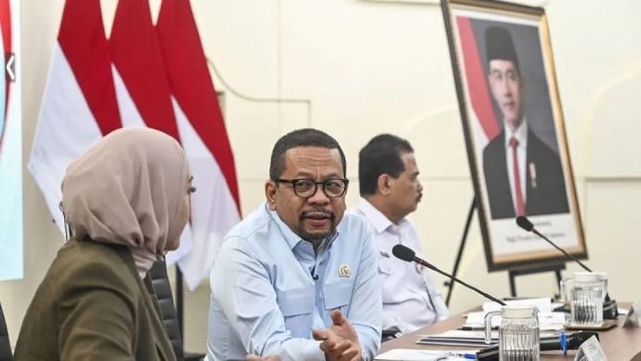 Kepala Badan Komunikasi Pemerintah Muhammad Qodari (tengah) bersama Sekretaris Jenderal Kementerian Pertanian Suwandi (kanan) dan Juru Bicara Kementerian Energi dan Sumber Daya Mineral (ESDM) Dwi Anggia (kiri). (Antara)