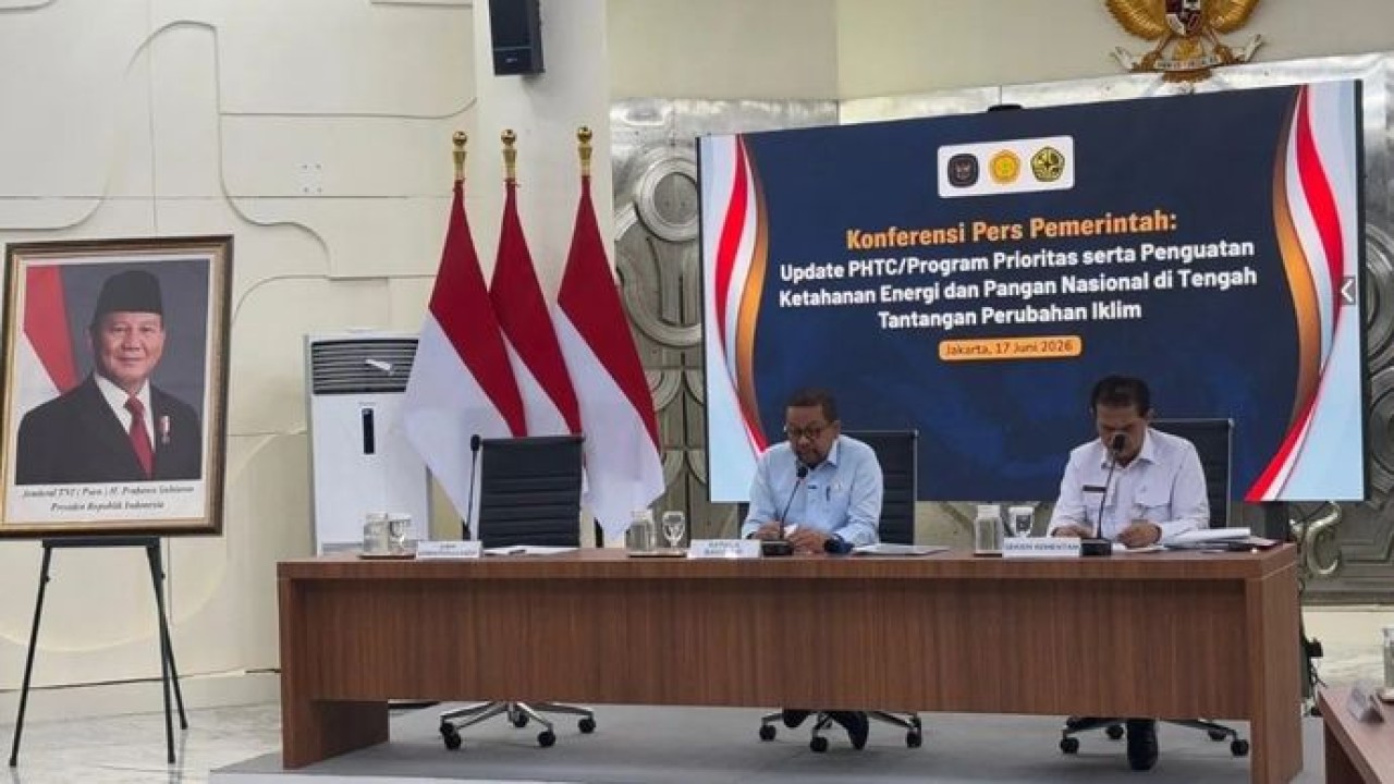 Kepala Badan Komunikasi Pemerintah RI M Qodari (kiri) dalam jumpa pers di Gedung Bakom RI, Jakarta, Rabu, 17 Juni 2026. (Antara)