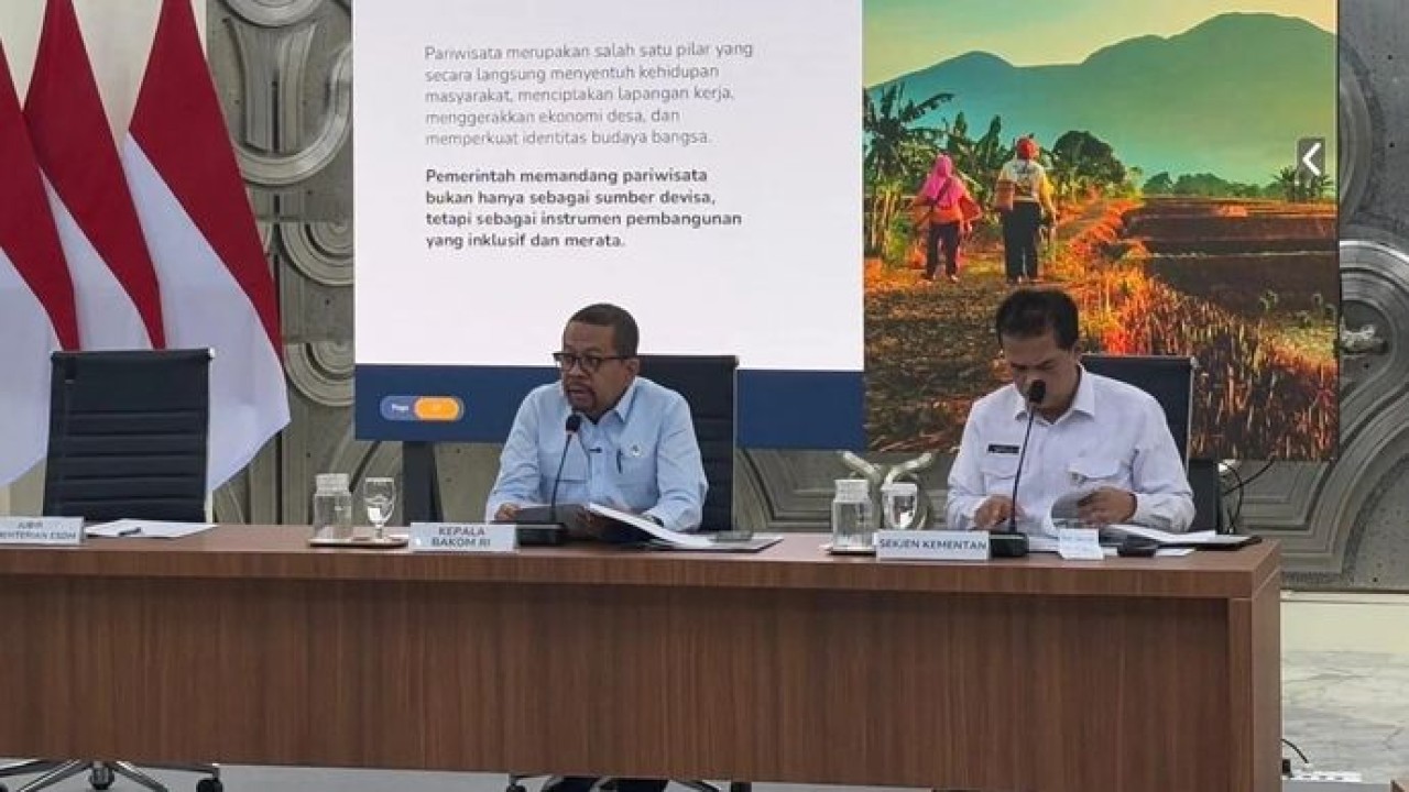 Kepala Badan Komunikasi Pemerintah (Bakom) Muhammad Qodari memberikan paparan Program Prioritas PHTC di Auditorium Bakom, Jakarta, Rabu, 17 Juni 2026. (Antara)