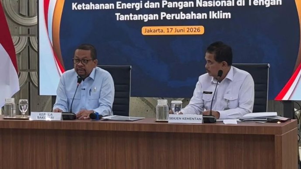 Kepala Badan Komunikasi Pemerintah (Bakom) Muhammad Qodari memberikan pemaparan percepatan program starategis di Auditorium Bakom, Jakarta, Rabu, 17 Juni 2026. (Antara)