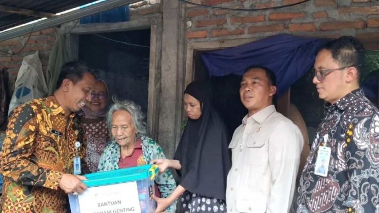 Mendukbangga/Kepala BKKBN Wihaji (dua dari kanan) memberikan bantuan Program Gerakan Orang Tua Asuh Cegah Stunting (Genting) kepada keluarga berisiko stunting di Sleman, Yogyakarta, Kamis, 25 Juni 2026. (Antara)