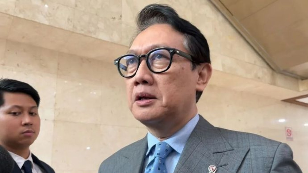 Wakil Menteri Luar Negeri RI Arif Havas Oegroseno berbicara dengan wartawan usai rapat kerja dengan Komisi I DPR RI di Gedung Parlemen Senayan, Jakarta, Kamis, 11 Juni 2026. (Antara)