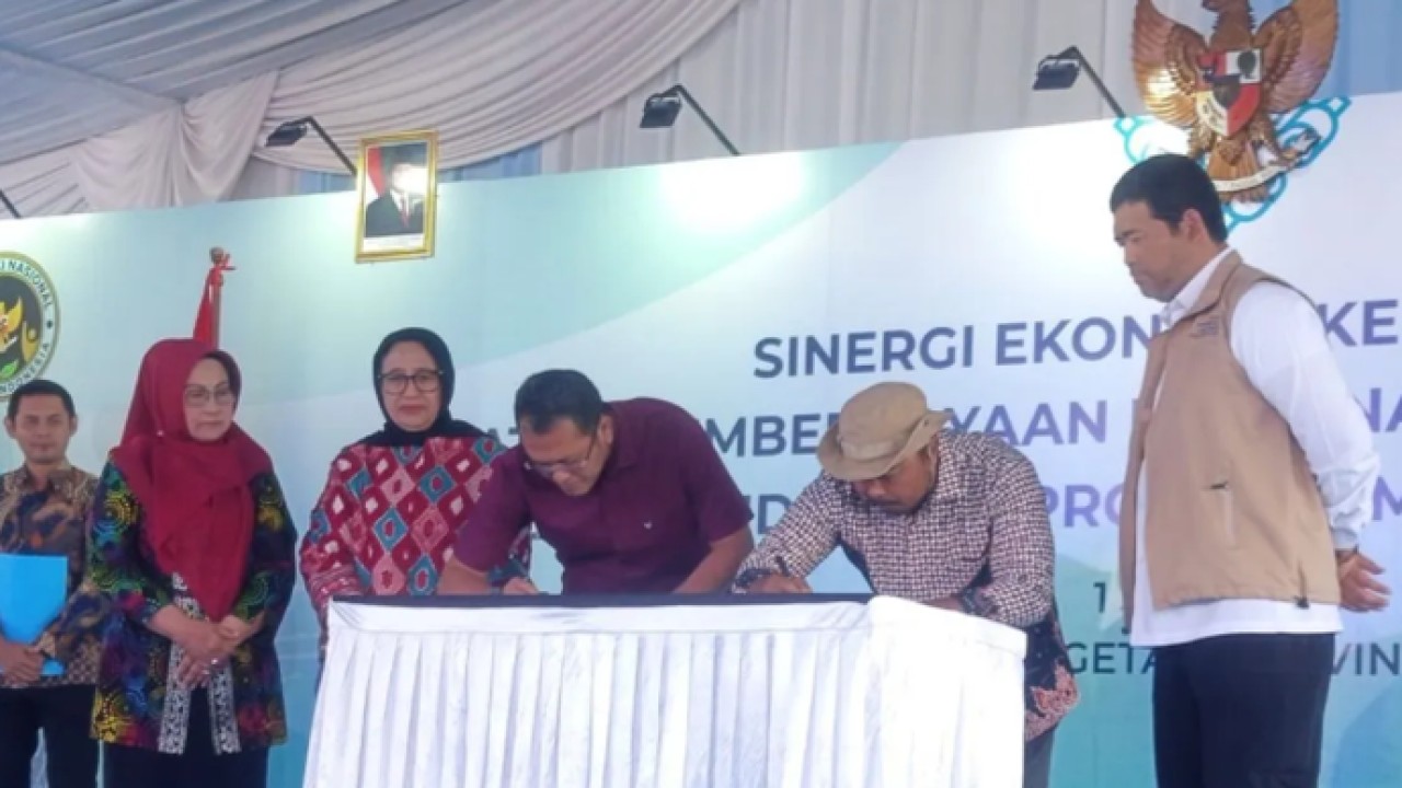 Wakil Kepala BGN Bidang Komunikasi Publik dan Investigasi Nanik Sudaryati Deyang didampingi Bupati Magetan Nanik Endang menyaksikan penandatanganan kepala SPPG dengan sejumlah suplier UMKM penyediaan bahan baku makanan dalam kegiatan Sinergi Ekonomi Kerakyatan Strategi Pemberdayaan Peternak dan UMKM dalam Mendukung Makan Bergizi Gratis di Taman Refugia, Plaosan, Kabupaten Magetan, Senin (1/6/2026). ANTARA/Louis Rika (Antara)