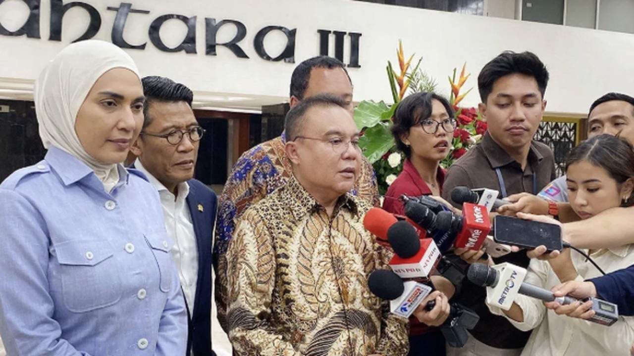 Wakil Ketua DPR RI Sufmi Dasco Ahmad menjawab pertanyaan pers terkait pencopotan Kepala BGN Dadan Hindayana di kompleks parlemen, Senayan, Jakarta, Selasa (2/6/2026). ANTARA/Fath Putra Mulya/aa. (Antara)