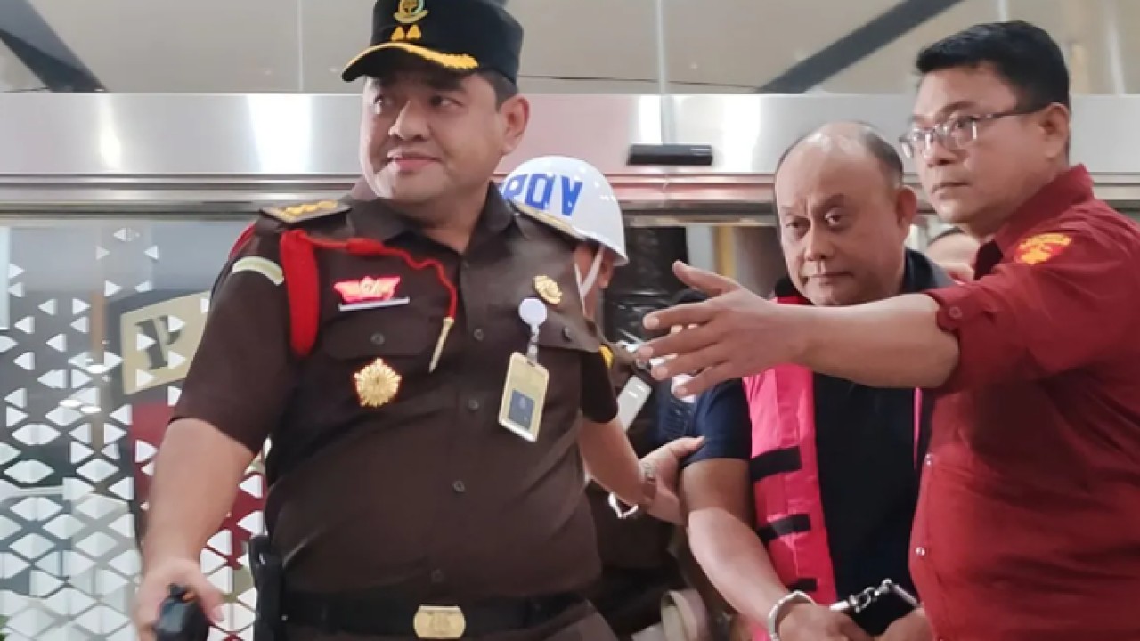 Mantan Kepala Badan Gizi Nasional (BGN) Dadan Hindayana digiring oleh petugas menuju mobil tahanan di Gedung Jampidsus Kejagung, Jakarta, Rabu (3/6/2026). ANTARA/Nadia Putri Rahmani (Antara)