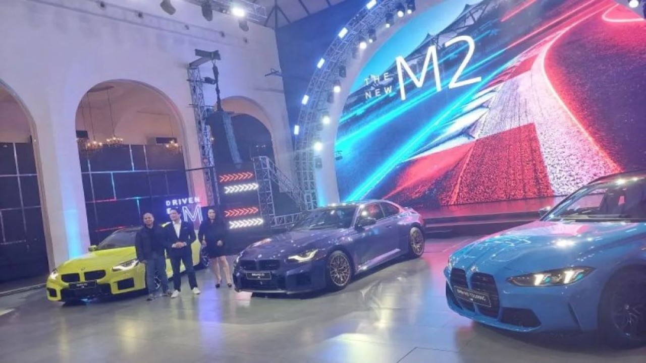 Suasana peluncuran tiga model terbaru dari lini performa BMW M yang digelar di Jakarta, Kamis (25/6/2026). (Foto: ANTARA/Adimas Raditya)