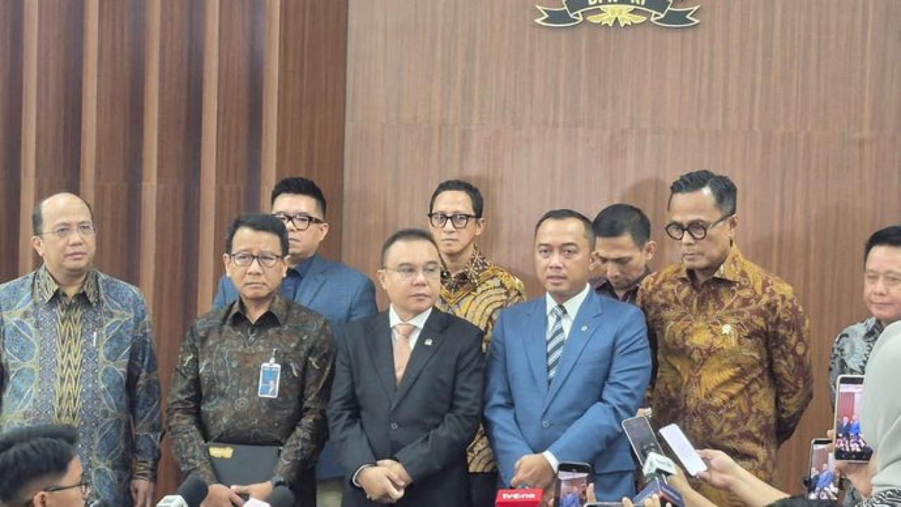 Wakil Ketua DPR RI, Sufmi Dasco Ahmad, Ketua BP BUMN yang juga sekaligus COO Danantara Dony Oskaria, Menteri Sekertaris Negara (Mensesneg) Prasetyo Hadi, serta pimpinan bank Himbara dan pimpinan bank Himbara di Kompleks Parlemen Jakarta, Selasa 9 Juni 2026. (Ntvnews.id-Muslimin Trisyuliono)