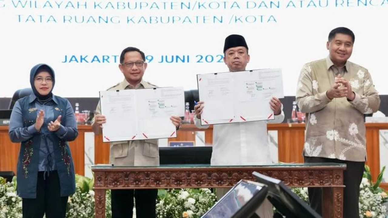 Menteri Dalam Negeri (Mendagri) Muhammad Tito Karnavian (kedua dari kiri) bersama Menteri Agraria dan Tata Ruang/Kepala Badan Pertanahan Nasional (ATR/BPN) Nusron Wahid (kedua dari kanan) menandatangani Surat Edaran Bersama (SEB) tentang Pengintegrasian Lahan Pertanian Pangan Berkelanjutan (LP2B) ke Dalam Rencana Tata Ruang Wilayah (RTRW) Kabupaten/Kota dan/atau Rencana Detail Tata Ruang (RDTR) Kabupaten/Kota di Gedung Sasana Bhakti Praja (SBP), Kantor Pusat Kementerian Dalam Negeri (Kemendagri), Jakarta, Jumat, 19 Juni 2026 (Antara)