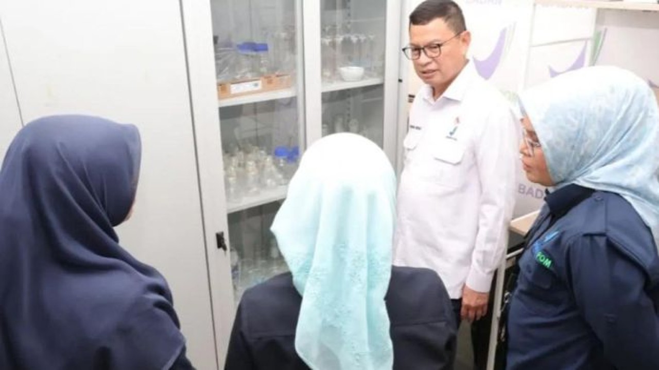 Kepala Badan Pengawas Obat dan Makanan (BPOM) Taruna Ikrar (kedua kanan) saat berkunjung ke UPT BPOM di Kepulauan Riau. ANTARA/HO - BPOM (Antara)