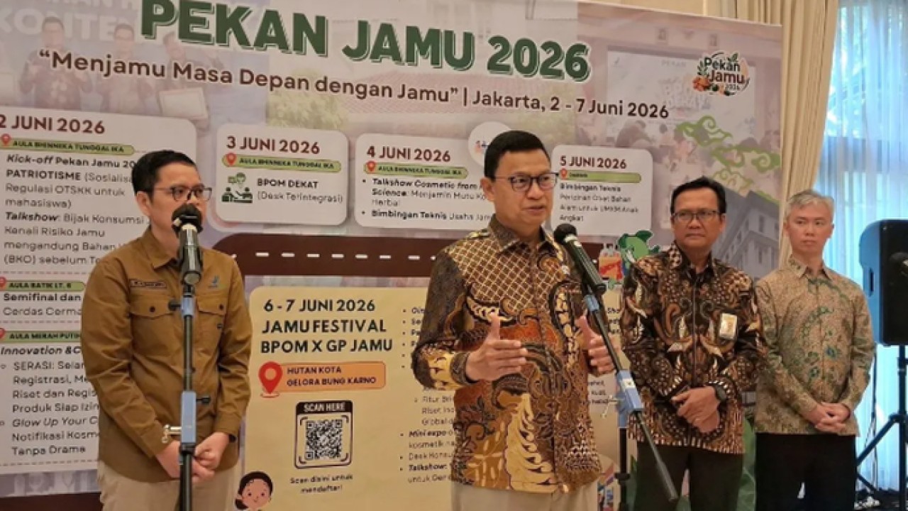 Kepala BPOM Taruna Ikrar (depan) dalam konferensi pers (Antara)