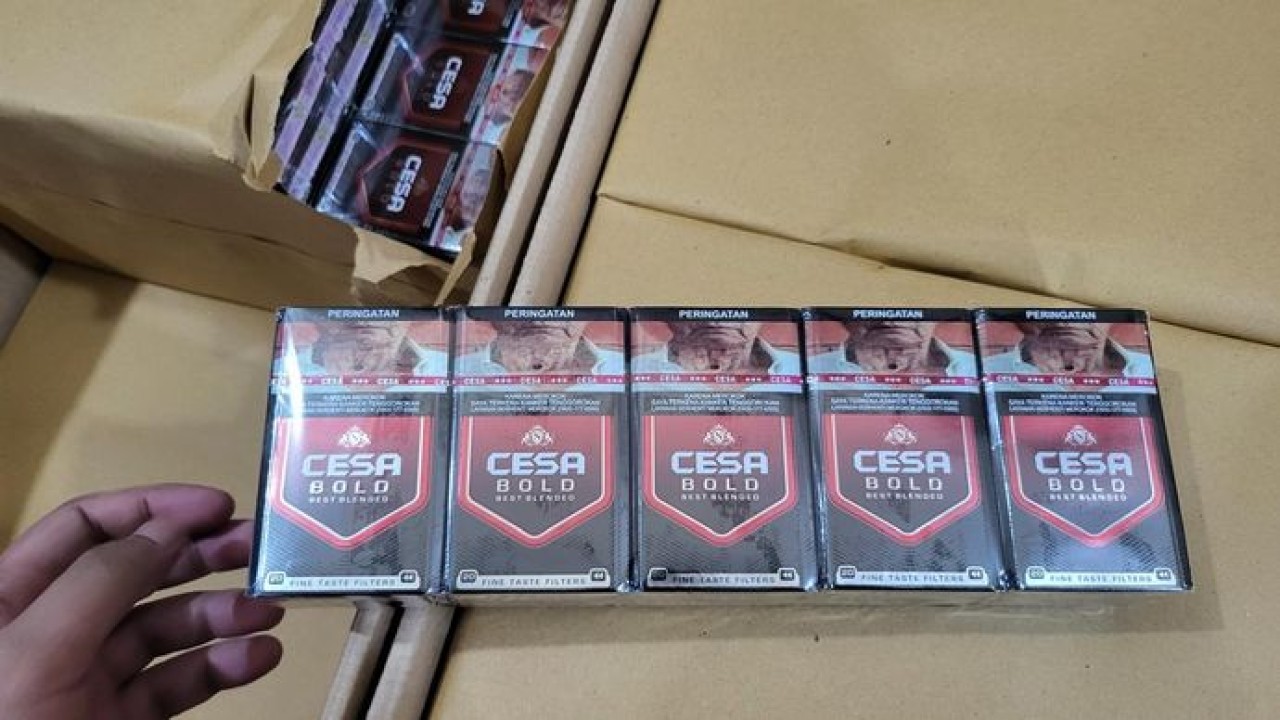 Tim gabungan Direktorat Penindakan dan Penyidikan Bea Cukai, Kantor Wilayah (Kanwil) Bea Cukai Jawa Timur I dan Bea Cukai Pasuruan amankan 542 karton rokok ilegal dari sebuah pabrik rokok di Kecamatan Sukorejo, Kabupaten Pasuruan, Jawa Timur/Ist