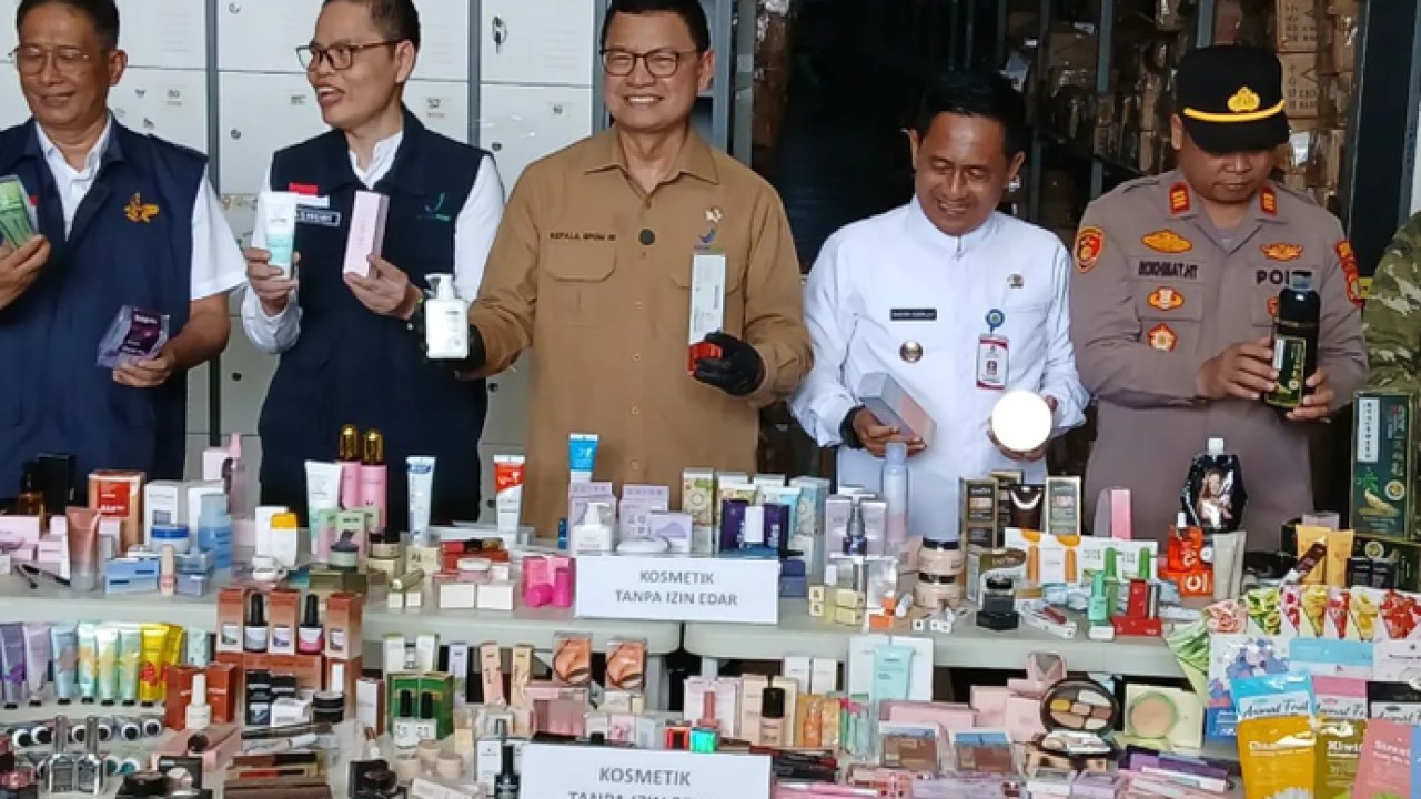 Kepala Badan Pengawas Obat dan Makanan (BPOM) Taruna Ikrar menunjukan barang bukti hasil ungkap kasus temuan kosmetik ilegal di Kabupaten Tangerang, Banten. ANTARA/Azmi Samsul M (Antara)