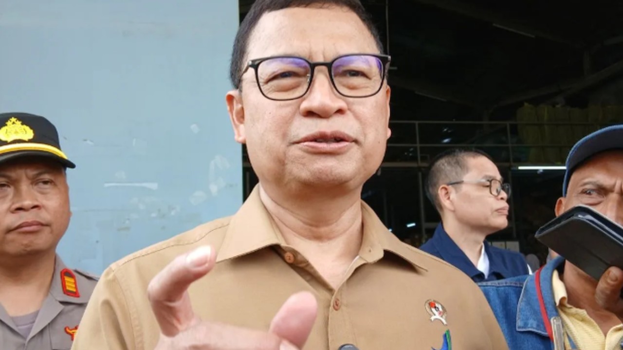 Kepala Badan Pengawas Obat dan Makanan (BPOM) Taruna Ikrar memberikan keterangan pers terkait pengungkapan temuan kosmetik ilegal di Kabupaten Tangerang, Banten, Jumat (5/6/2026). ANTARA/Azmi Samsul M (Antara)