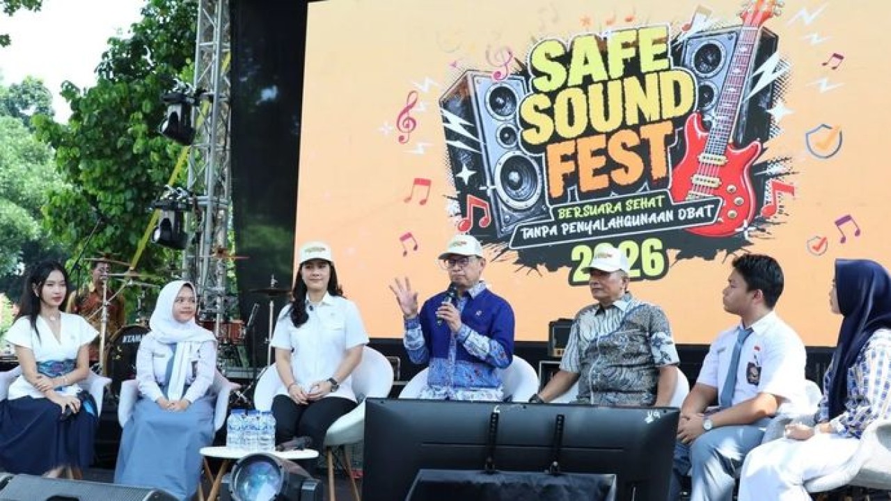 Kepala BPOM Taruna Ikrar (empat dari kiri) dalam festival musik pelajar SMA/SMK se-Jabodetabek bertajuk Safe Sound Fest 2026 di SMAN 70 Jakarta. (Antara)