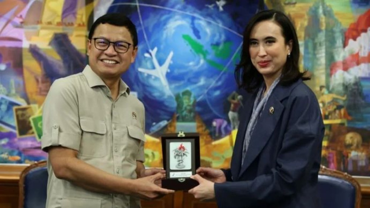 Kepala BPOM Taruna Ikrar (kiri) dan Menteri Pariwisata Widiyanti Putri Wardhana (kanan). (Antara)