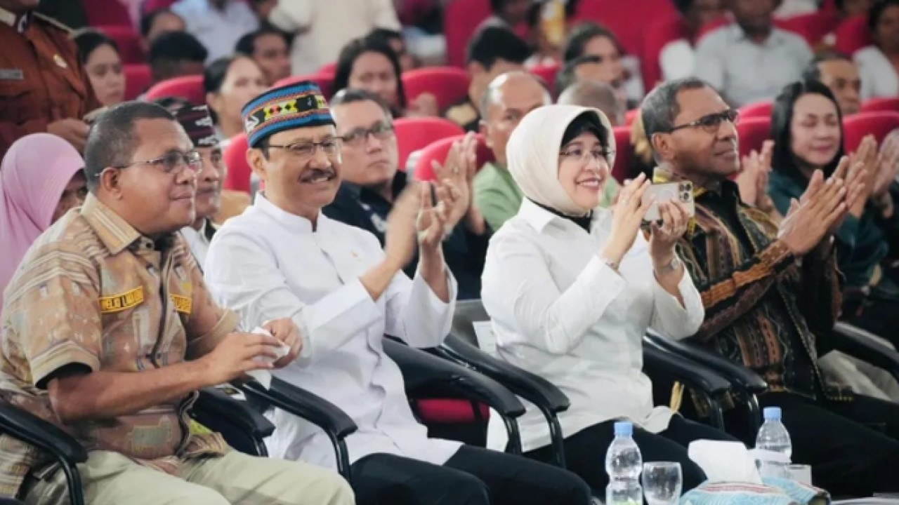 Kepala Badan Pusat Statistik (BPS) Amalia Adininggar Widyasanti (dua dari kanan) bersama Menteri Sosial Saifullah Yusuf (tengah) dalam acara Kolaborasi Program Prioritas Presiden Untuk Membangun SDM Menuju Kemandirian Ekonomi dalam rangka Hari Lanjut Usia Nasional (HLUN) 2026 di Aula El Tari Kantor Gubernur Nusa Tenggara Timur, Kupang, Minggu (31/5/2026). ANTARA/HO-Kemensos (Antara)