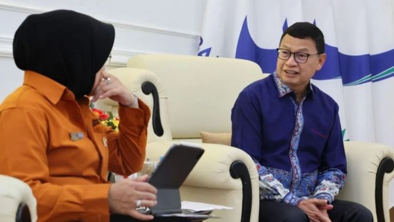 Kepala Badan Pengawas Obat dan Makanan (BPOM) Taruna Ikrar (kanan) bertemu dengan Kepala Badan Pusat Statistik Amalia Adininggar Widyasanti (kiri) di Jakarta, Kamis, 11 Juni 2026. (Antara)