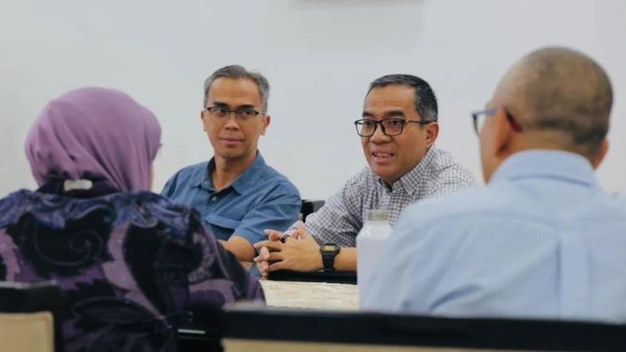 Menteri Pendidikan Tinggi, Sains, dan Teknologi (Mendiktisaintek) Brian Yuliarto dalam pertemuan dengan Kepala Badan Pusat Statistik (BPS) Amalia Adininggar Widyasanti di Jakarta, Selasa, 16 Juni 2026. (Antara)