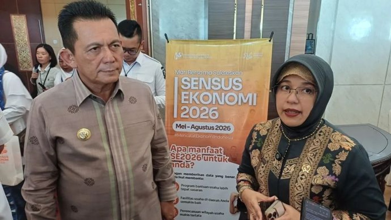 Kepala BPS RI Amalia Adininggar Widyasanti dan Gubernur Kepri Ansar Ahmad diwawancara usai menghadiri kegiatan Pencanangan Sensus Ekonomi 2026 tingkat Provinsi Kepri di Aula Wan Seri Beni, Dompak, Tanjungpinang. (Antara)