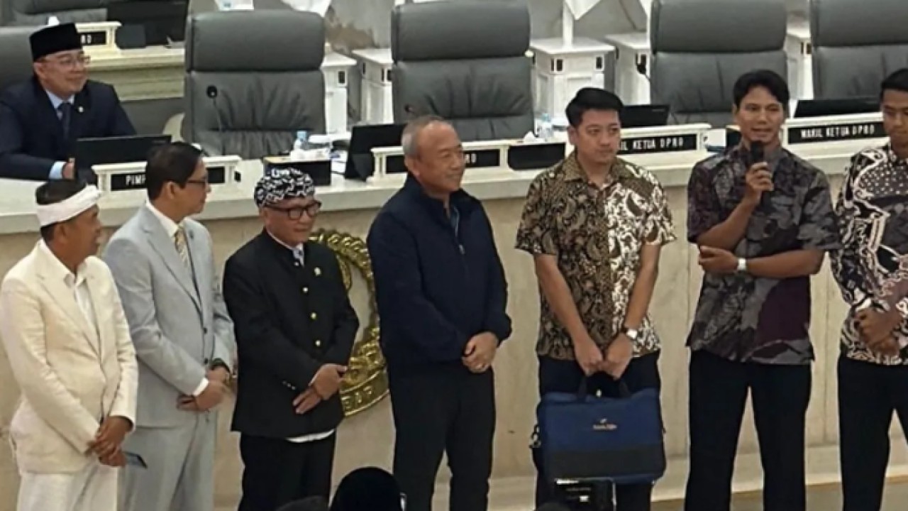 Gubernur Jawa Barat Dedi Mulyadi saat menyerahkan uang tunai sebesar Rp1 miliar kepada Persib Bandung di Gedung DPRD Jabar, Kota Bandung, Rabu (3/6/2026). (ANTARA/Rubby Jovan) (Antara)