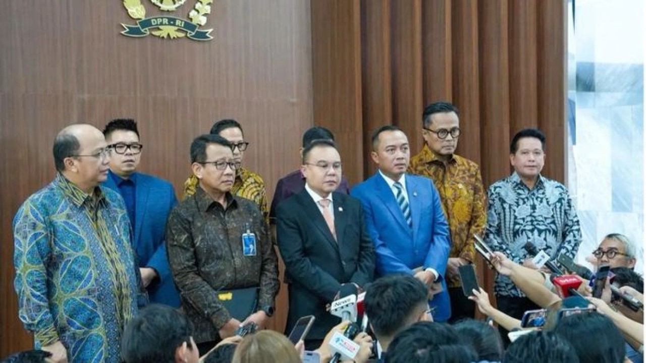 Wakil Ketua DPR RI Sufmi Dasco Ahmad (ketiga dari kiri), Menteri Sekretaris Negara Prasetyo Hadi (ketiga dari kanan), COO BPI Danantara Dony Oskaria (kedua dari kanan), Direktur Utama BRI Hery Gunardi (kanan), dan jajaran direksi BUMN lainnya. (Antara)