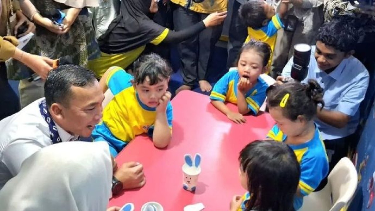 Mendukbangga/Kepala BKKBN Wihaji (mengenakan baju putih) berbincang dengan anak-anak asuh di Taman Asuh Adiku Bantul, DI Yogyakarta, Jumat, 26 Juni 2026. (Antara)