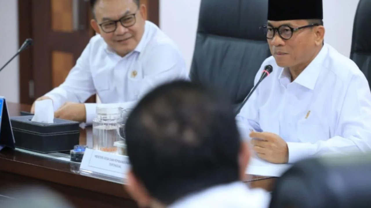 Menteri Desa dan Pembangunan Daerah Tertinggal (Mendes PDT) Yandri Susanto (kiri) dalam rapat bersama Kantor Staf Kepresidenan di Jakarta, Senin (8/6/2026). ANTARA/HO - Kemendes PDT (Antara)