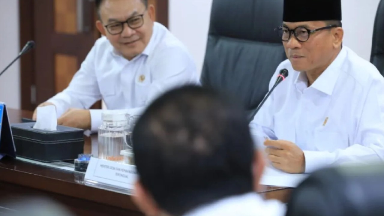 Menteri Desa dan Pembangunan Daerah Tertinggal (Mendes PDT) Yandri Susanto (kiri) dalam rapat bersama Kantor Staf Kepresidenan di Jakarta, Senin (8/6/2026). ANTARA/HO-Kemendes PDT (Kemendes PDT) (Antara)