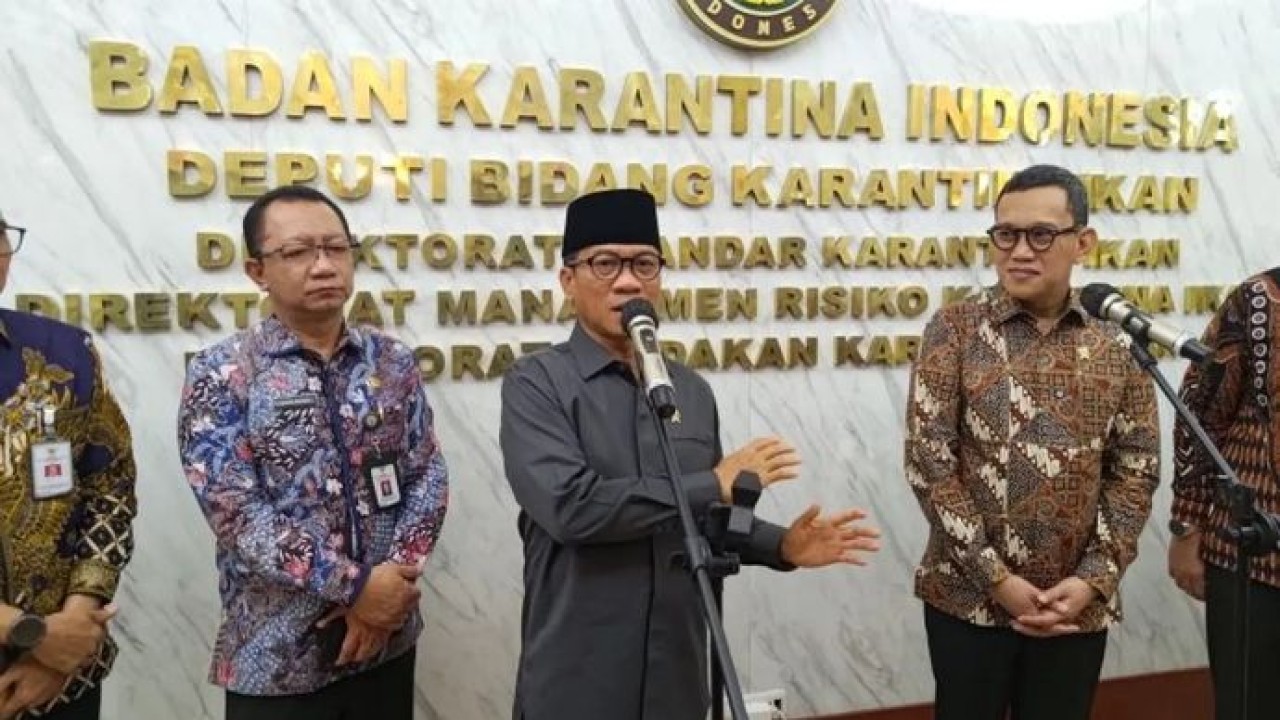 Menteri Desa dan Pembangunan Daerah Tertinggal Yandri Susanto (tengah) didampingi Kepala Badan Karantina Indonesia Abdul Kadir Karding (kedua kanan). (Antara)