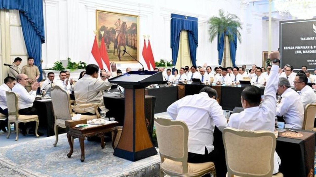 Kepala BP BUMN sekaligus COO Danantara, Dony Oskaria, menghadiri pertemuan yang dipimpin langsung oleh Presiden Prabowo Subianto bersama jajaran komisaris utama dan direktur utama bank-bank anggota Himbara di Istana Merdeka, Jakarta. (Foto: Istimewa)