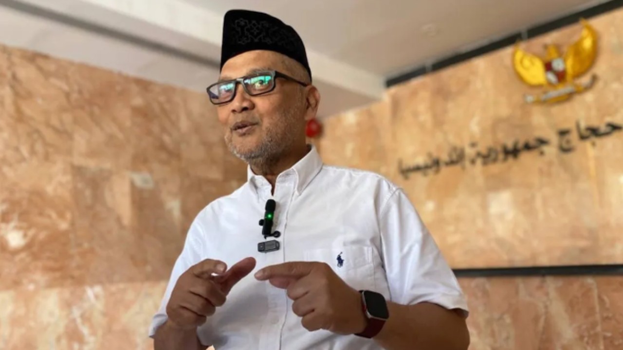 Menteri Haji dan Umrah Mochamad Irfan Yusuf memberikan keterangan kepada awak media di Makkah, Minggu. ANTARA/HO-MCH 2026 (Antara)