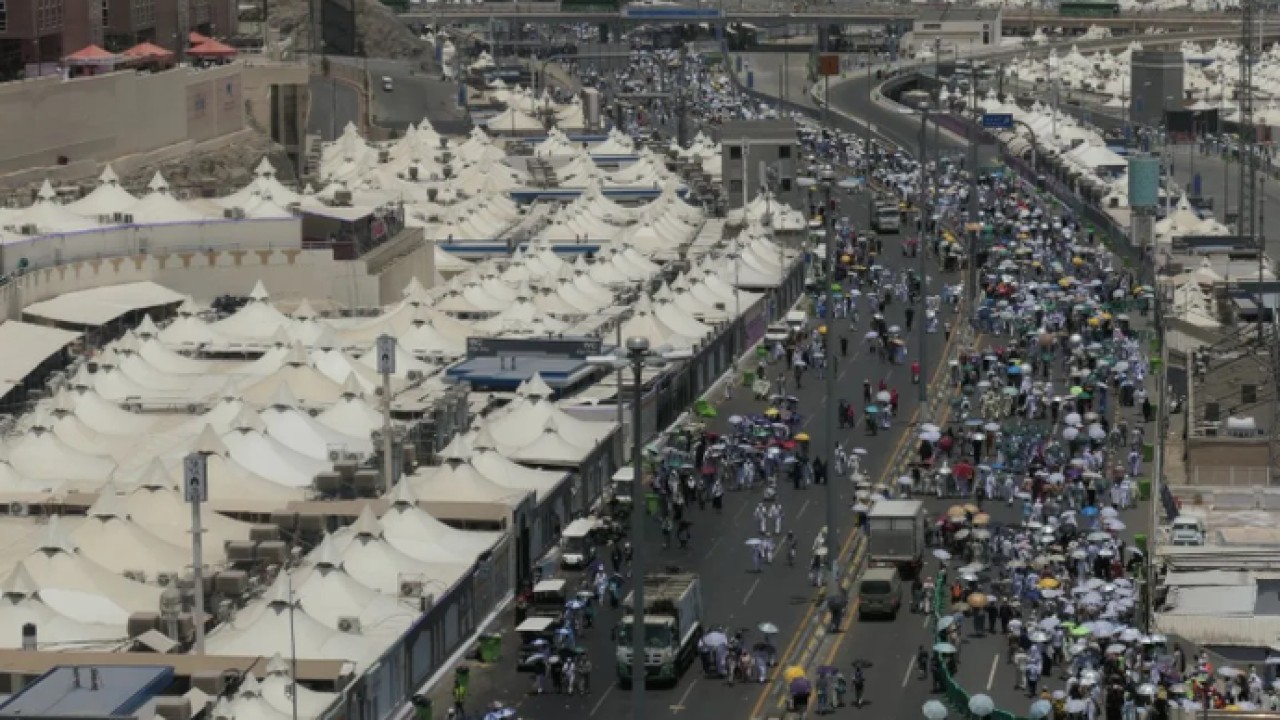 Suasana jamaah haji berjalan kaki di Mina, Makkah, Arab Saudi, Senin (17/6/2024). PPIH Arab Saudi mengimbau jamaah lanjut usia dan berisiko tinggi agar membadalkan lontar jamrahnya guna menjaga kesehatan dan keselamatan mereka. ANTARA FOTO/Sigid Kurniawan/nym (Antara)