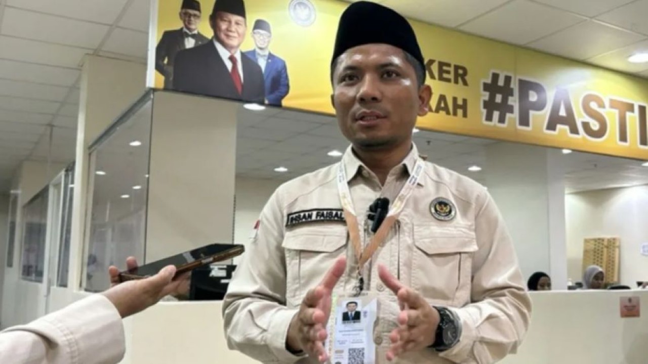 Kepala Daerah Kerja Makkah Petugas Penyelenggara Ibadah Haji (PPIH) Arab Saudi Ihsan Faisal memberikan keterangan kepada awak media di Makkah, Sabtu. ANTARA/HO-MCH 2026. (Antara)
