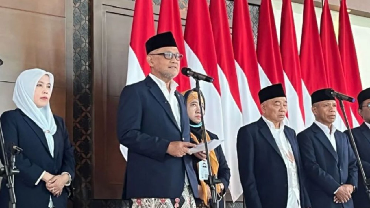 Menteri Haji dan Umrah Mochamad Irfan Yusuf memimpin konferensi pers kepulangan Amirul Hajj di Bandara Soekarno Hatta, Banten, Senin (8/6/2026). ANTARA/Asep Firmansyah (Antara)