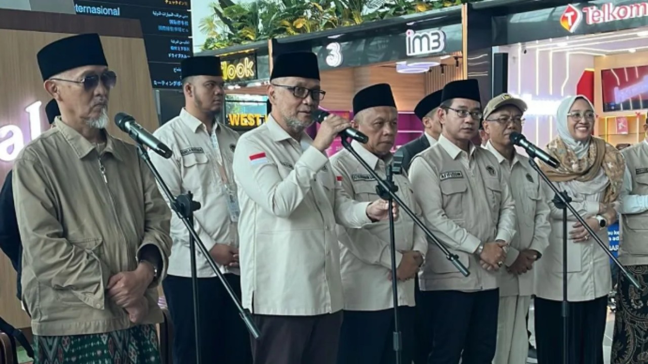 Menteri Haji dan Umrah Mochamad Irfan Yusuf (tengah) menyambut anggota Musyrif Dini di Bandara Soekarno-Hatta, Banten, Selasa (9/6/2026). ANTARA/Asep Firmansyah (Antara)