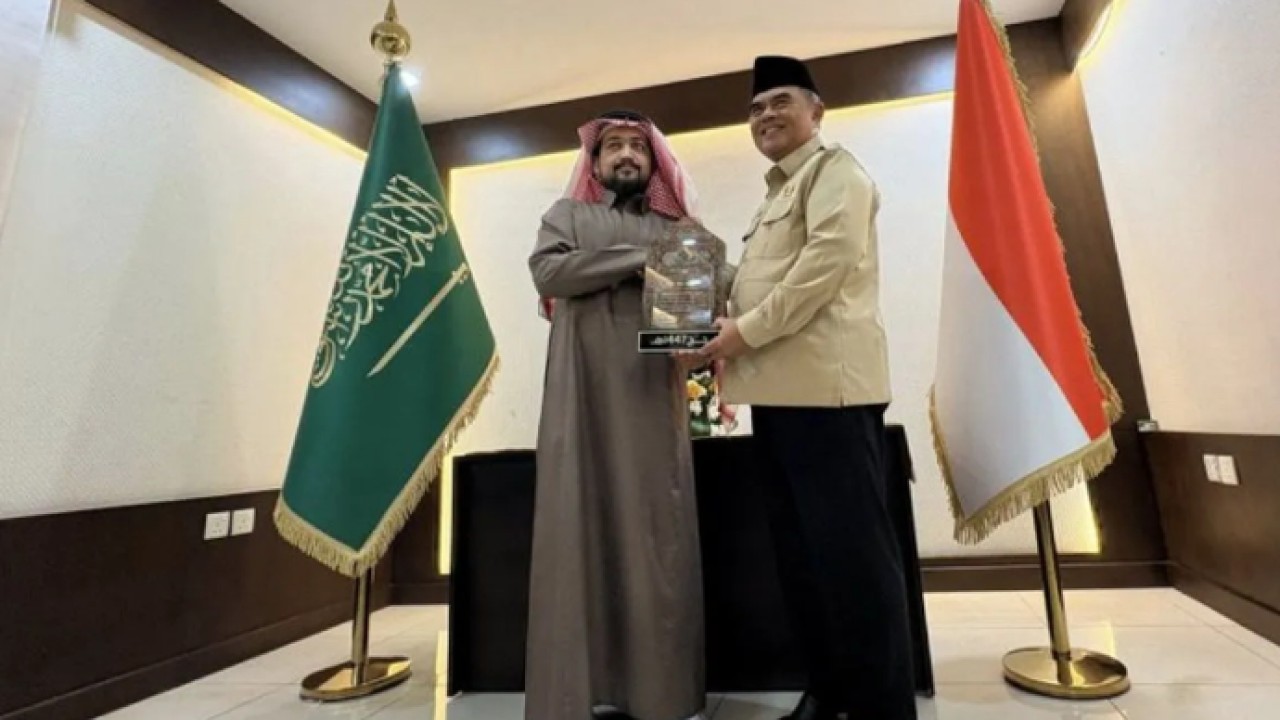 General Supervisor Wakaf Al-Mushaf Iskandar Muhammad Ismail (kanan) menyerahkan pelakat penghargaan pelaksanaan dam kepada Ketua PPIH Arab Saudi Ian Heriyawan di Kantor Daker Makkah. ANTARA/HO-MCH 2026 (Antara)