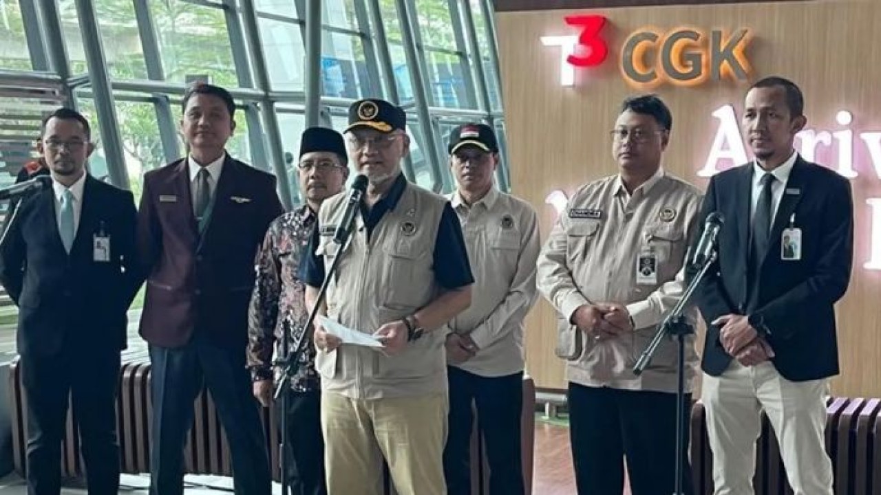 Menteri Haji dan Umrah RI Mochamad Irfan Yusuf memimpin konferensi pers kedatangan petugas haji di Bandara Soekarno Hatta, Tangerang, Banten, Selasa, 23 Juni 2026. (Antara)