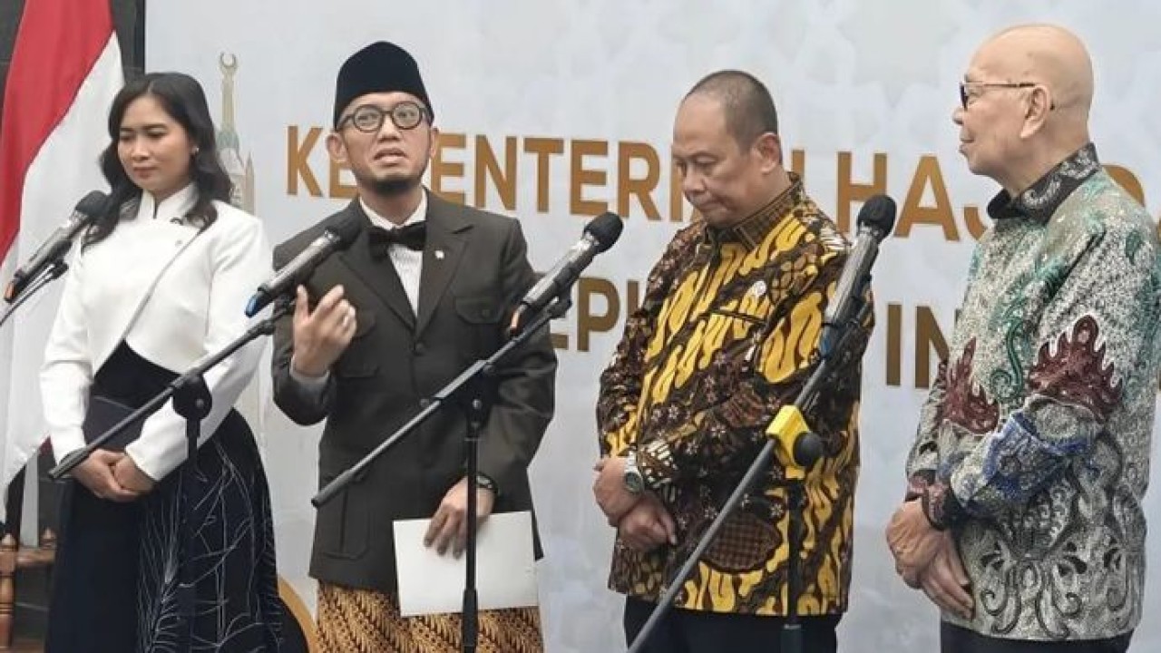 Wakil Menteri Haji dan Umrah Dahnil Anzar Simanjuntak memberikan keterangan dalam konferensi pers terkait optimalisasi penerbangan haji dan umroh didampingi Wakil Menteri Pariwisata Ni Luh Puspa (pertama kiri), Wakil Menteri Perhubungan Suntana (dua kanan), Direktur Utama PT. Garuda Indonesia (persero) Glenny Kairipan (pertama kanan) di Kantor Kementerian Haji dan Umroh, Jakarta, Kamis, 25 Juni 2026. (Antara)
