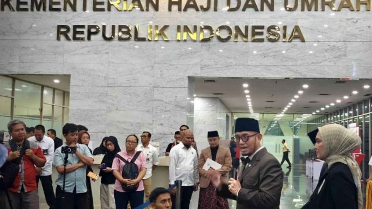 Wakil Menteri Haji dan Umrah Dahnil Anzar Simanjuntak menjawab pertanyaan pewarta selepas konferensi pers optimalisasi pemerbangan haji di Kantor Kementerian Haji dan Umrah, Jakarta, Kamis, 25 Juni 2026. (Antara)