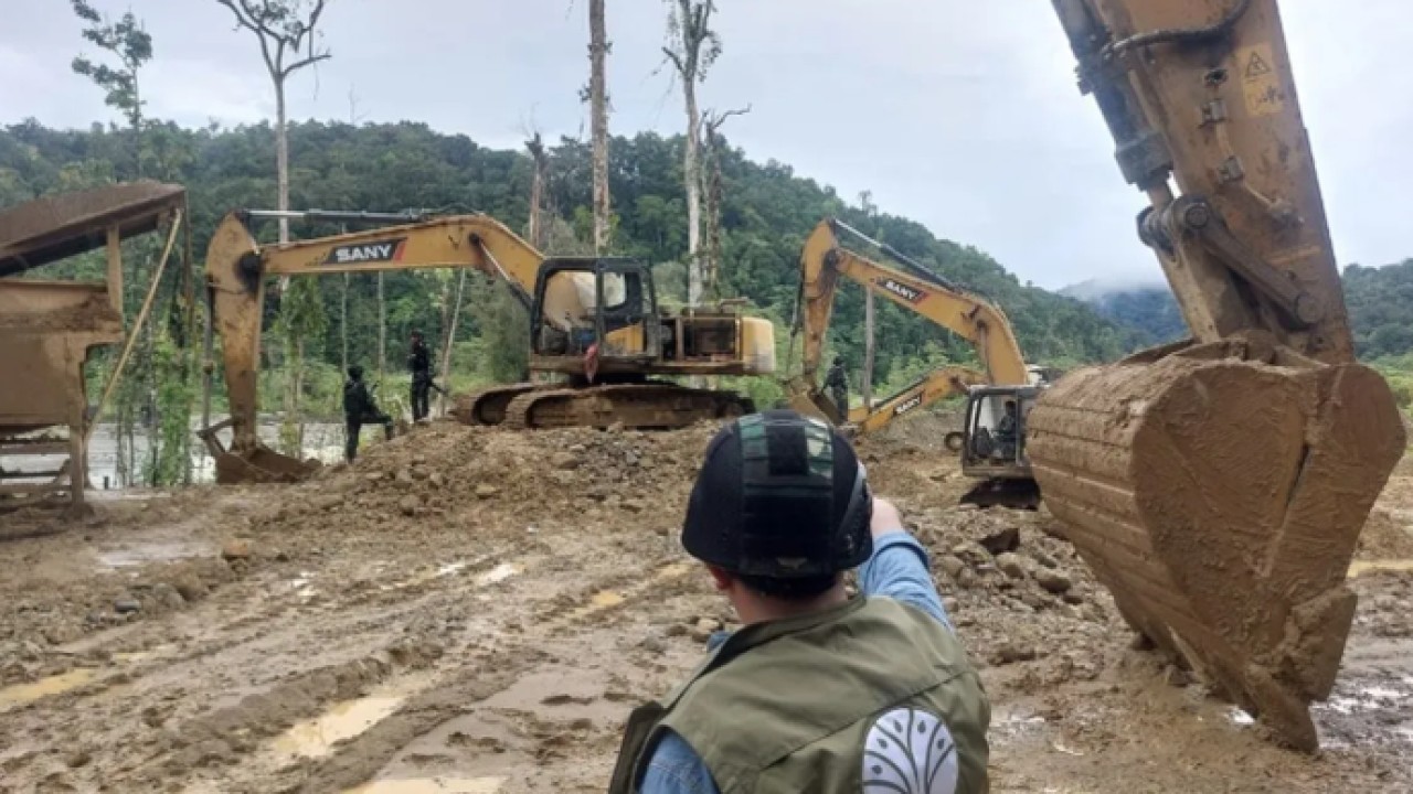 Jajaran Satgas PKH dan Kemenhut mengamankan alat berat di lokasi diduga tambang ilegal di Kabupaten Nabire, Papua Tengah, Senin (4/5/2026). ANTARA/HO-Kemenhut (Antara)
