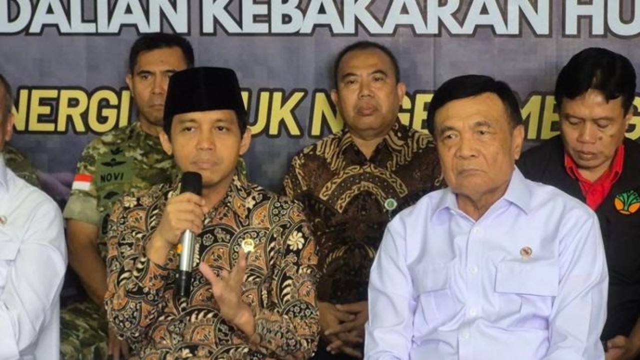 Menhut Raja Juli Antoni (tengah) dan Menko Polkam Djamari Chaniago (kanan). (Antara)