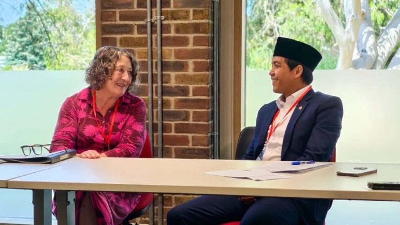 Pertemuan bilateral antara Menteri Kehutanan (Menhut) RI Raja Juli Antoni dengan Perwakilan Khusus Inggris Bidang Alam Ruth Davis dalam rangkaian London Climate Action Week di Kew Gardens Orangery, London, Inggris. (Antara)