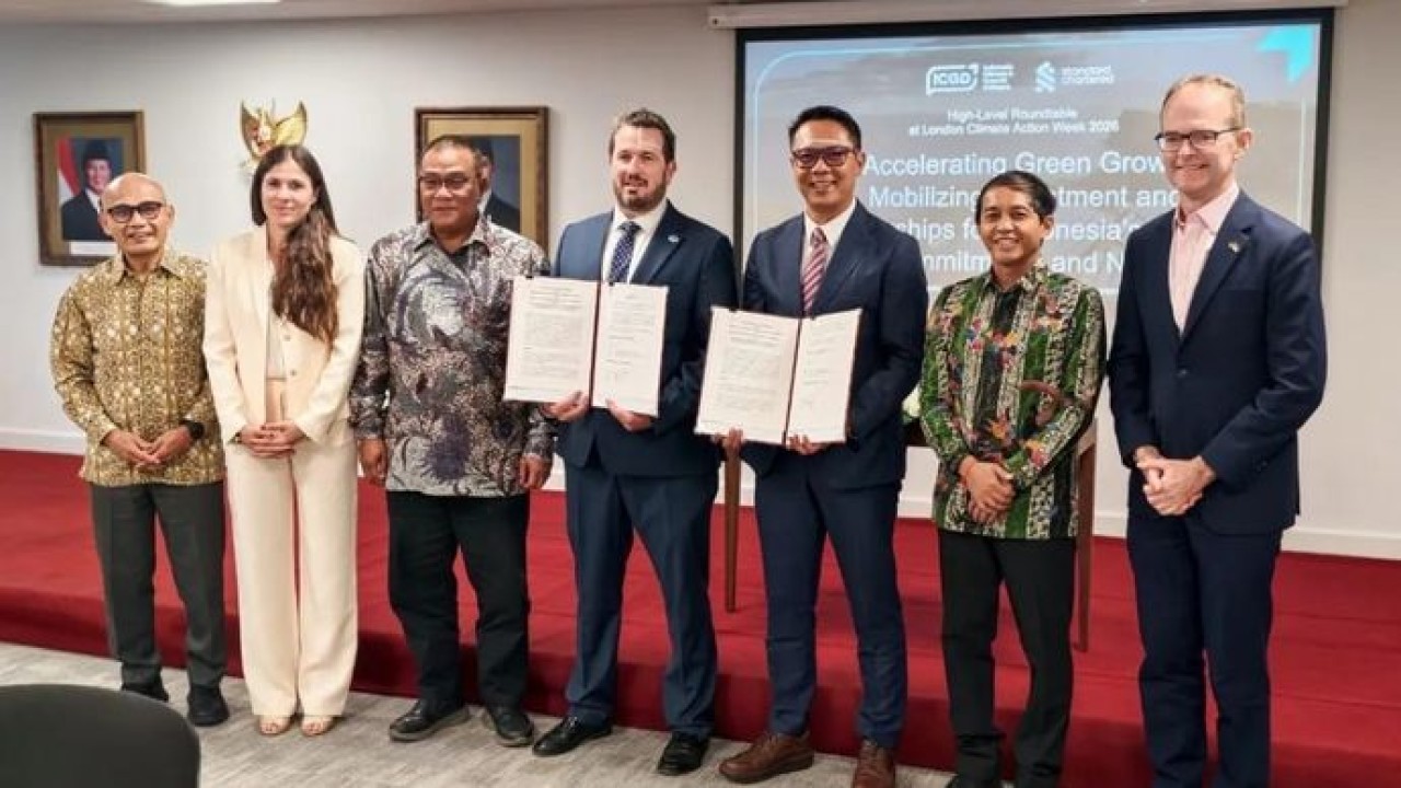 Kementerian Kehutanan (Kemenhut) RI dan Emergent Forest Finance Accelerator, Inc. menandatangani nota kesepahaman (MoU) terkait peluang kerja sama dalam mendukung upaya pengurangan emisi dari sektor kehutanan Indonesia, dalam rangkaian London Climate Action Week 2026 di London, Inggris, Kamis, 25 Juni 2026. (Antara)